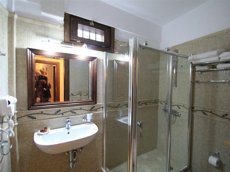 Boutique Hotel Muzaka Берат Экстерьер фото
